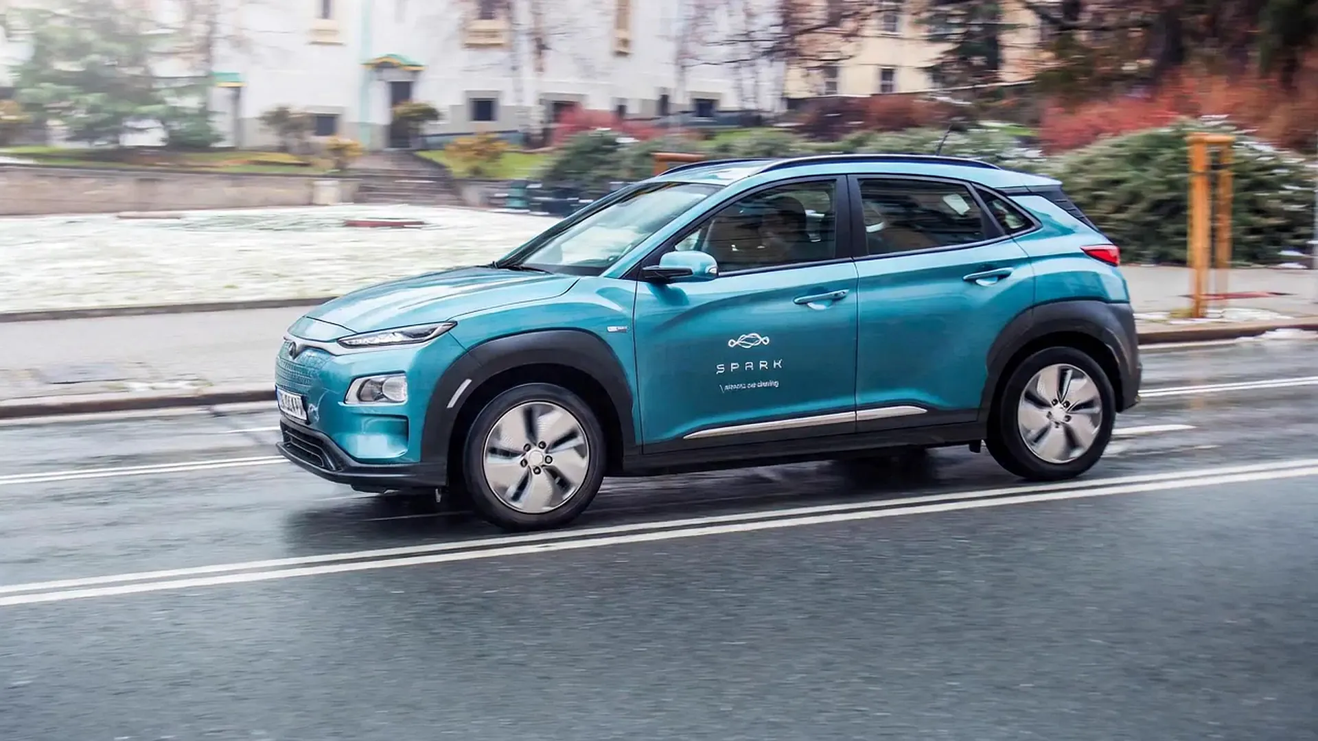Електрически Hyundai Kona на SPARK в движение по улицата